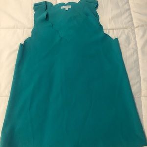Smal scalloped blouse in turquoise
